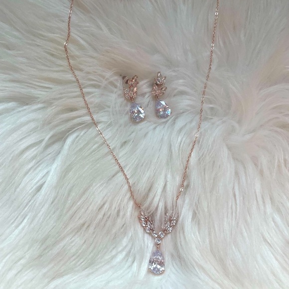 Sparkly Rose Gold Wedding Set - Gorgeous Crystal Necklace and Drop Earrings - Picture 8 of 8